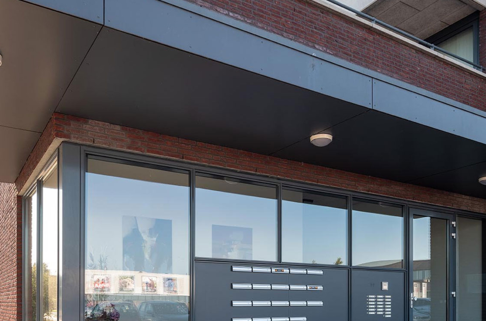 Lightronics DOTT armaturen bij de entree van een appartementencomplex in Bergambacht