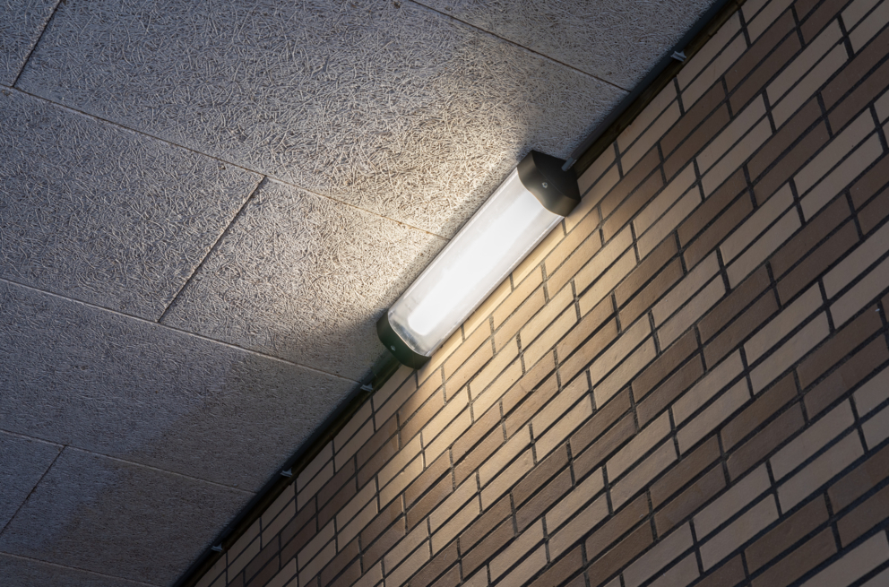 Lightronics Antego armatuur aan de muur van een onderdoorgang in het centrum van Zoetermeer