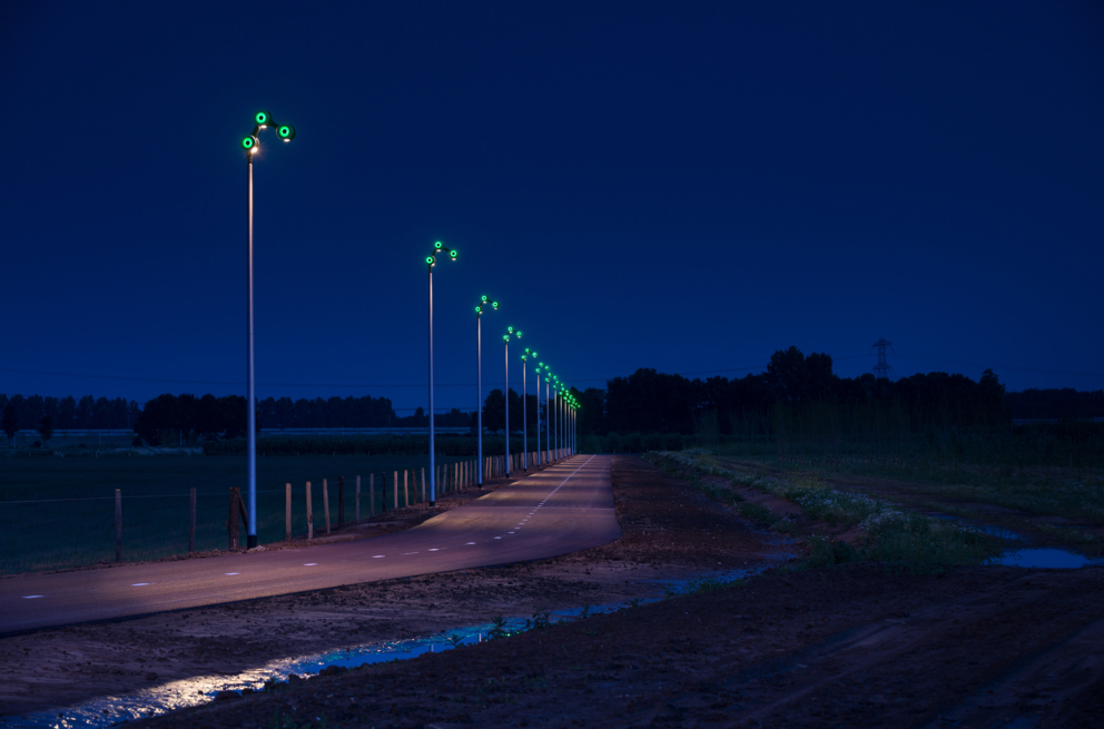 Lightronics fietskettingarmaturen door Iris Dijkstra van Atelier LEK langs het Rijnwaalpad fietspad tussen Arnhem en Nijmegen Lightronics fietskettingarmaturen door Iris Dijkstra van Atelier LEK langs het Rijnwaalpad fietspad tussen Arnhem en Nijmegen