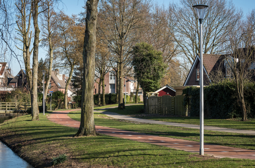 Lightronics Prunus A3 armaturen langs een fietspad in een woonwijk in Oud Beijerland
