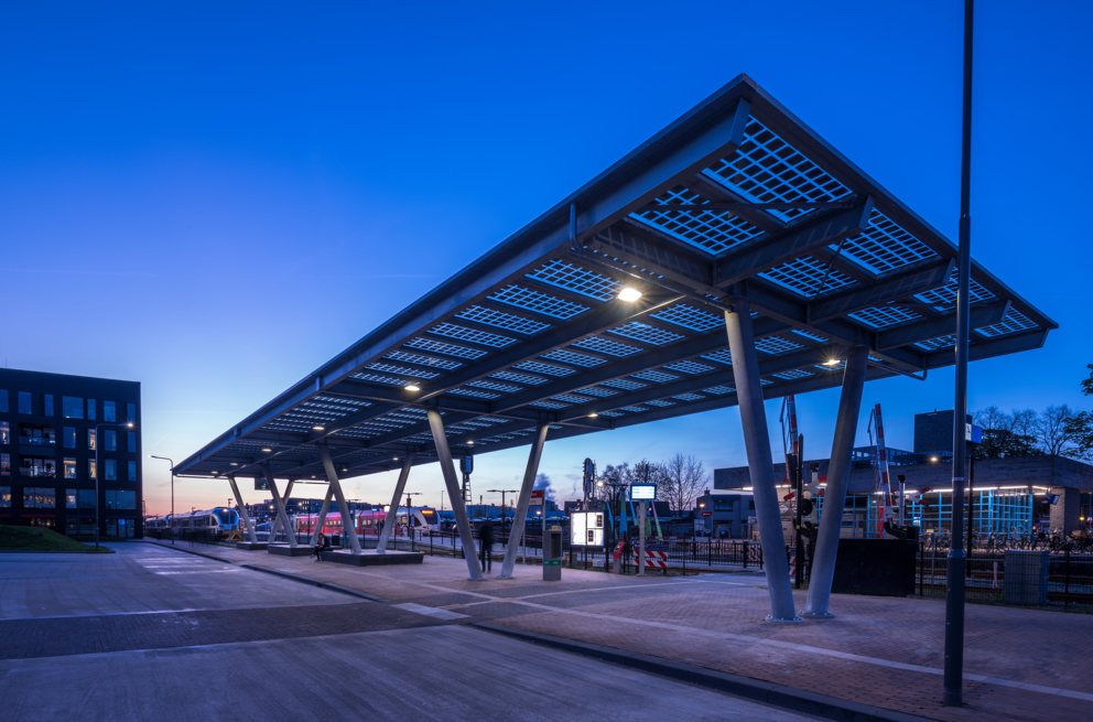 Lightronics PRUNUS D armaturen aan een dak op het busstation in Doetinchem