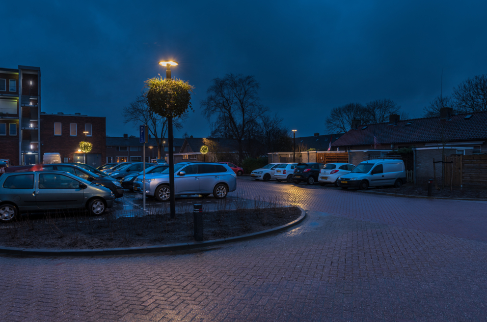 Lightronics PRUNUS B2 armaturen op een parkeerterrein in Puttershoek