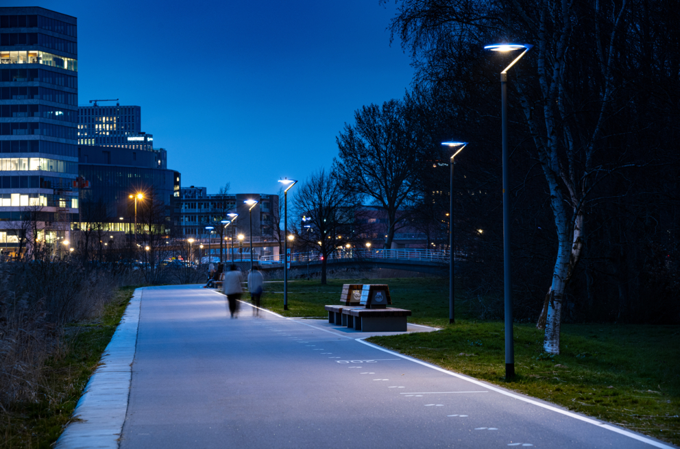 Lightronics PRUNUS F armaturen langs weg in het Lumierepark in Almere Lightronics PRUNUS F armaturen langs weg in het Lumierepark in Almere
