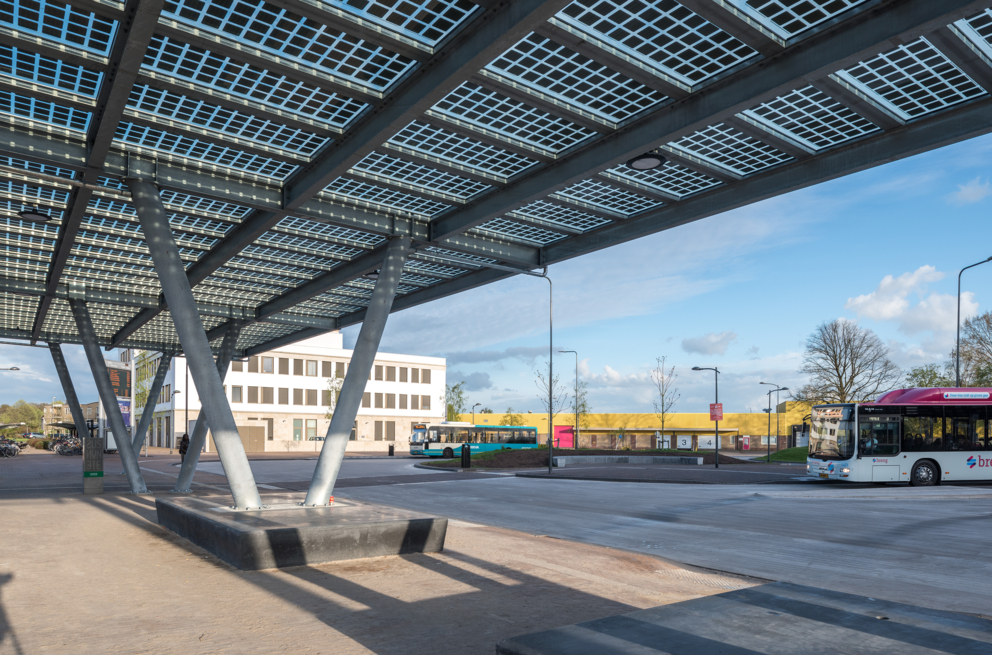 Lightronics PRUNUS D armaturen aan een dak op het busstation in Doetinchem