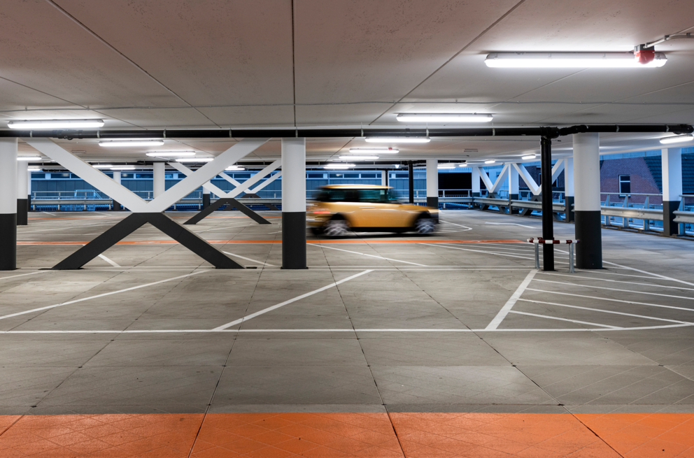Lightronics PGA armaturen in een parkeergarage