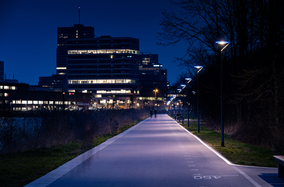 Lightronics PRUNUS F armaturen langs weg in het Lumierepark in Almere Lightronics PRUNUS F armaturen langs weg in het Lumierepark in Almere