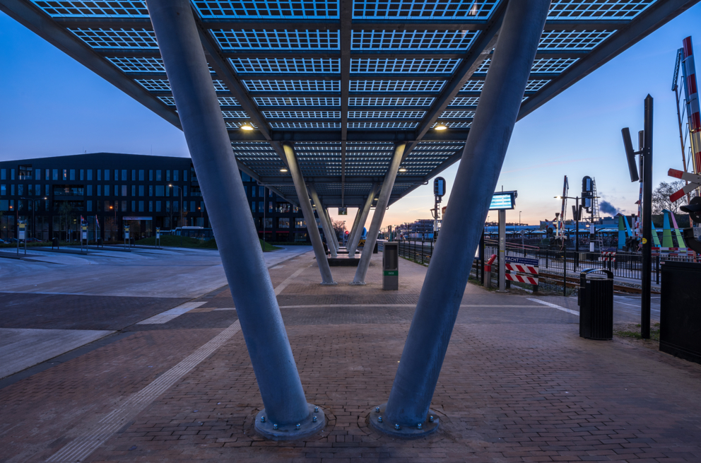 Lightronics PRUNUS D armaturen aan een dak op het busstation in Doetinchem