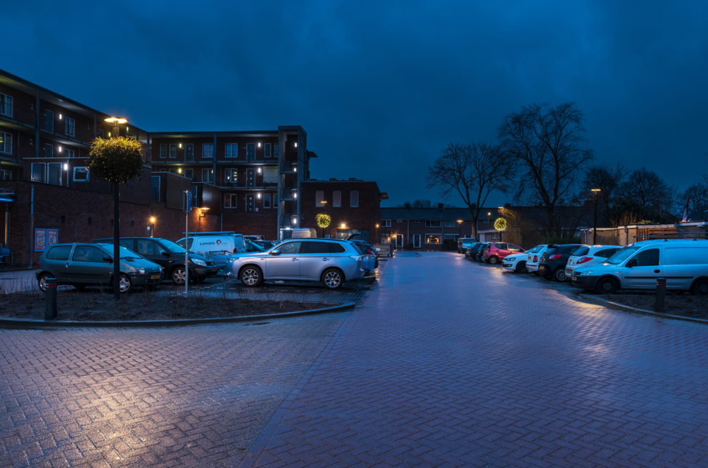Lightronics PRUNUS B2 armaturen op een parkeerterrein in Puttershoek