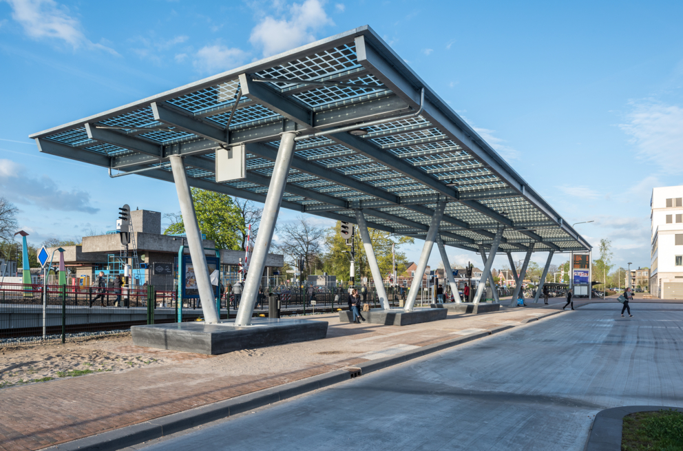 Lightronics PRUNUS D armaturen aan een dak op het busstation in Doetinchem