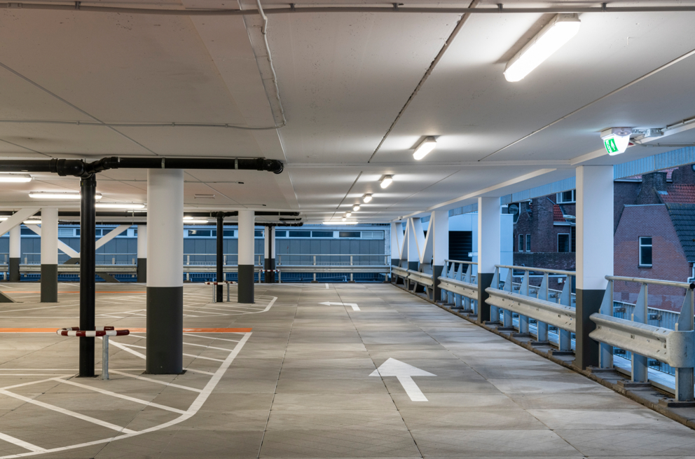 Lightronics PGA armaturen in een parkeergarage