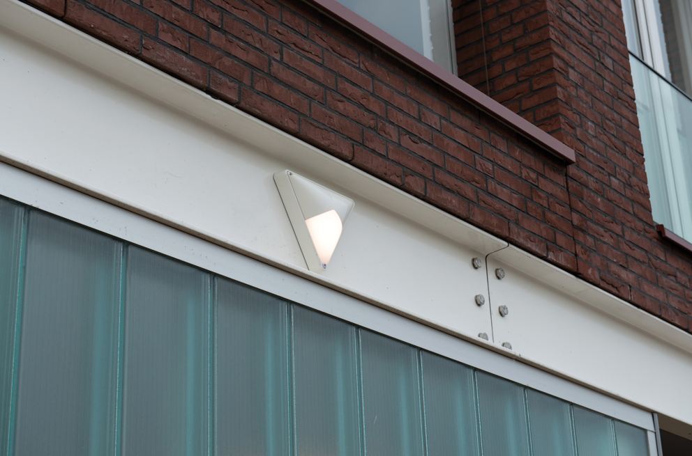 Lightronics GEO armatuur aan een muur van een appartementencomplex in Driebergen