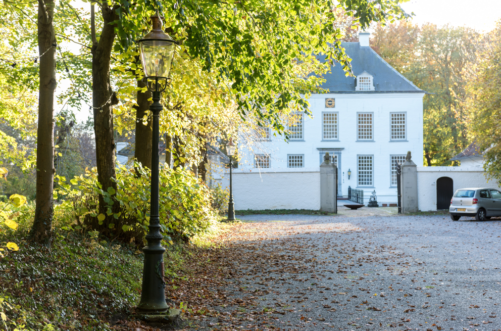 Lightronics OMA armaturen op de oprijlaan bij het Witte Kasteel in Loon op Zand Lightronics OMA armaturen op de oprijlaan bij het Witte Kasteel in Loon op Zand