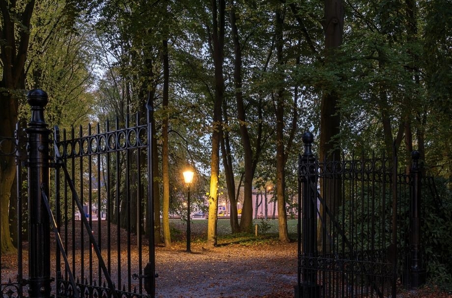 Lightronics armatuur bij de oprijlaan van het witte kasteel in Loon op Zand