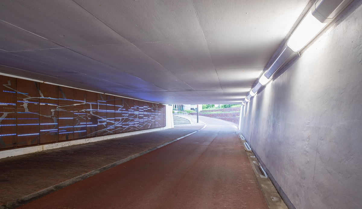 Lightronics VENTEGO armaturen aan de muren van de fietstunnel bij het station in Assen