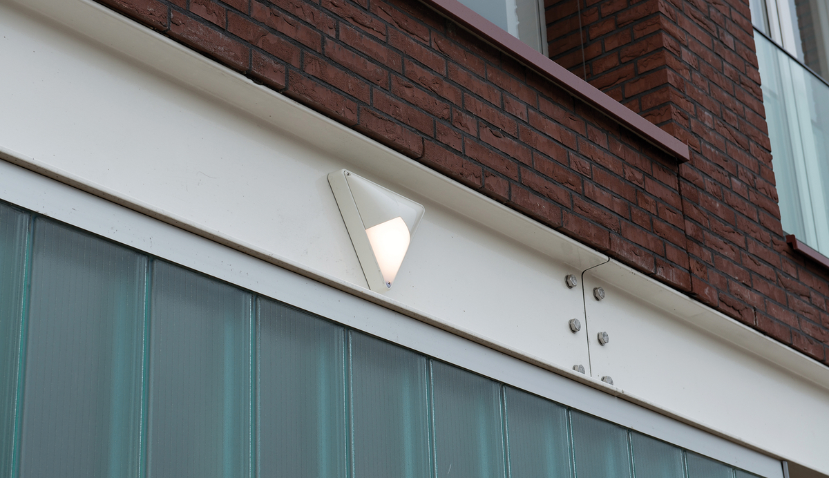 Lightronics GEO armatuur aan een muur van een appartementencomplex in Driebergen