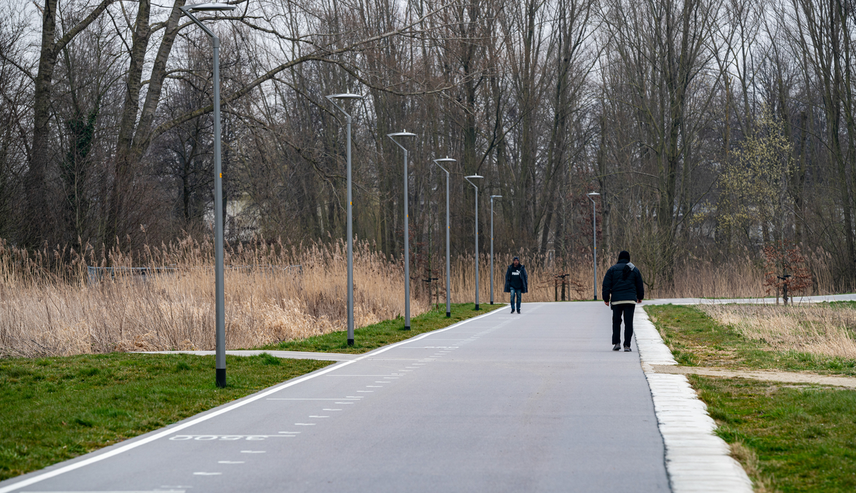 Lightronics PRUNUS F armaturen langs weg in het Lumierepark in Almere