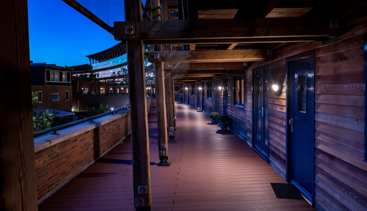 Lightronics DOTT armaturen in de galarij van appartementencomplex Hoge Rij in Deventer Lightronics DOTT armaturen in de galarij van appartementencomplex Hoge Rij in Deventer