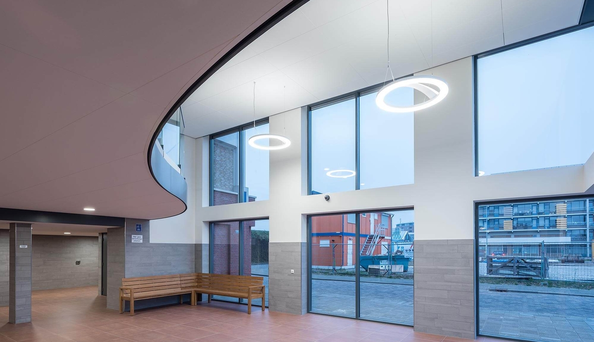 Lightronics armatuur CLARA 720 bij de entree van een appartementencomplex