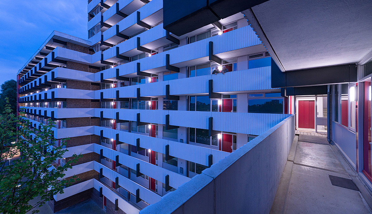 Lightronics PVX armaturen in de galerij van een appartementencomplex in Nijmegen Meijhorst