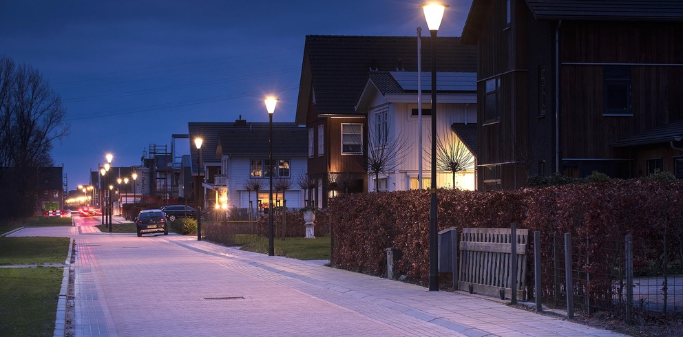 Lightronics PRUNUR A2 armatuur langs een weg in een woonwijk