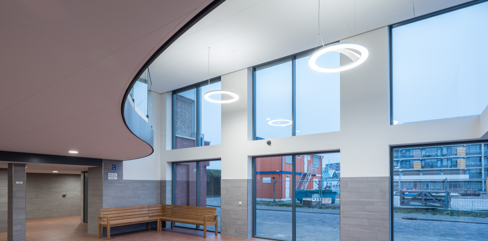 Lightronics CLARA 720 armaturen in de entree hal van een galerijflat in Den Helder Lightronics CLARA 720 armaturen in de entree hal van een galerijflat in Den Helder