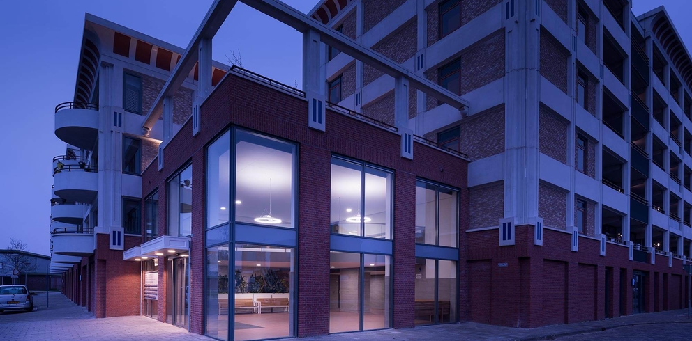 Lightronics armatuur CLARA 720 bij de entree van een appartementencomplex Lightronics armatuur CLARA 720 bij de entree van een appartementencomplex