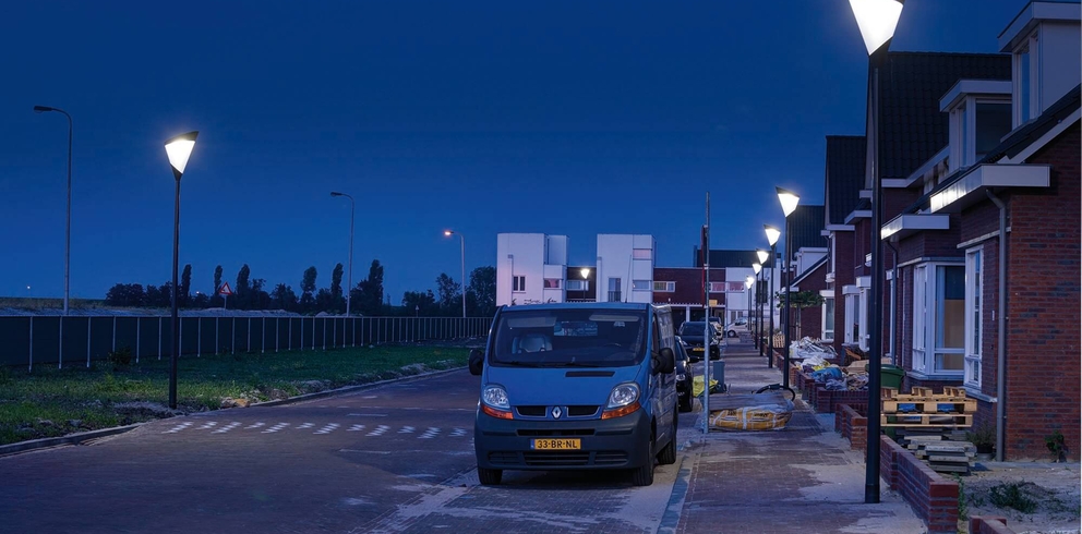 Lightronics armatuur FARAO langs een weg in een woonwijk