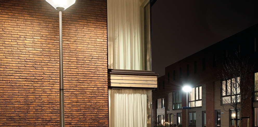 Lightronics GFK armatuur in een woonwijk Lightronics GFK armatuur in een woonwijk