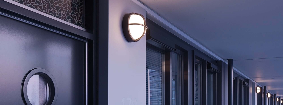 Lightronics GPA armatuur bij de voordeur van een woning in een appartementencomplex Lightronics GPA armatuur bij de voordeur van een woning in een appartementencomplex