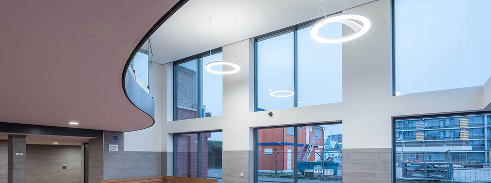 Lightronics armatuur CLARA 720 bij de entree van een appartementencomplex