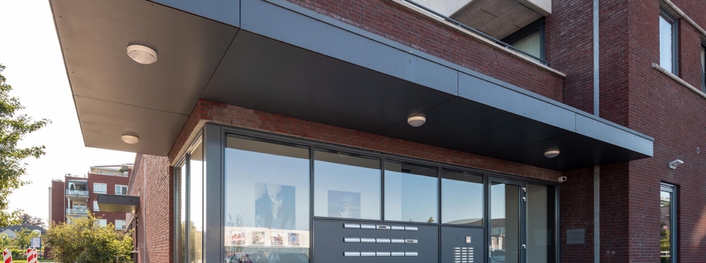 Lightronics DOTT armaturen bij de entree van een appartementencomplex in Bergambacht