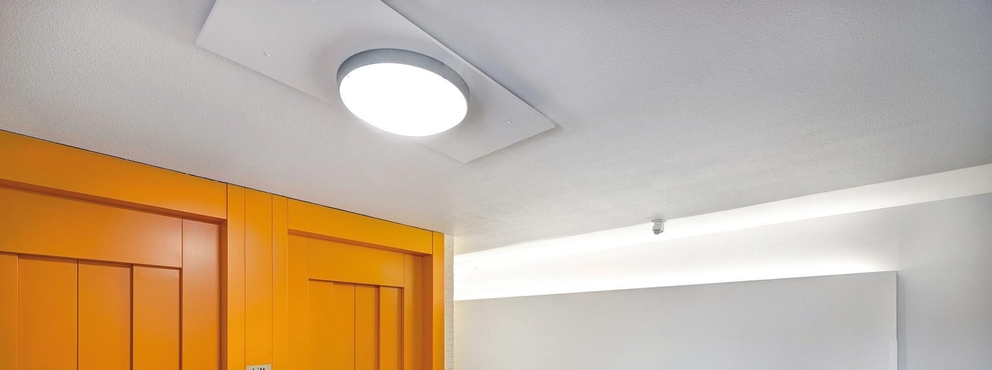 Lightronics armatuur DOTT EXTREME in de hal van een appartementencomplex Lightronics armatuur DOTT EXTREME in de hal van een appartementencomplex