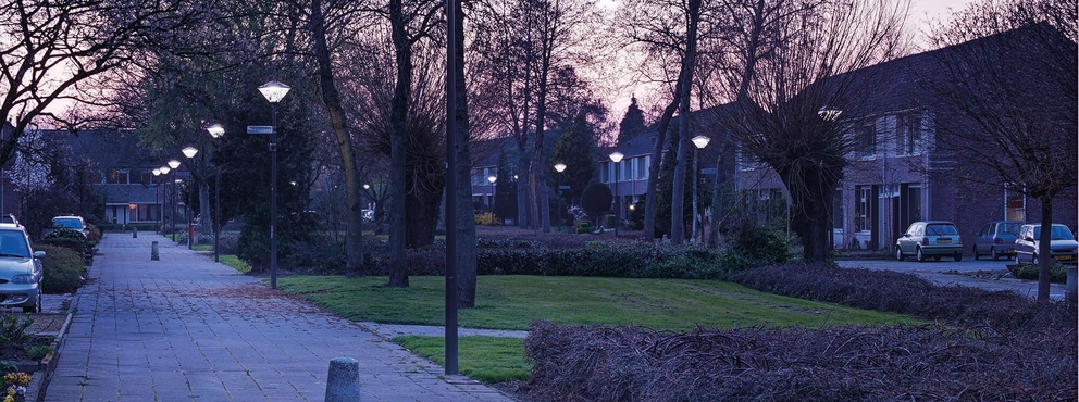 Lightronics Ampulla armaturen in een woonwijk