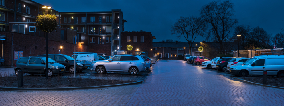 Lightronics PRUNUS B2 armaturen op een parkeerterrein in Puttershoek