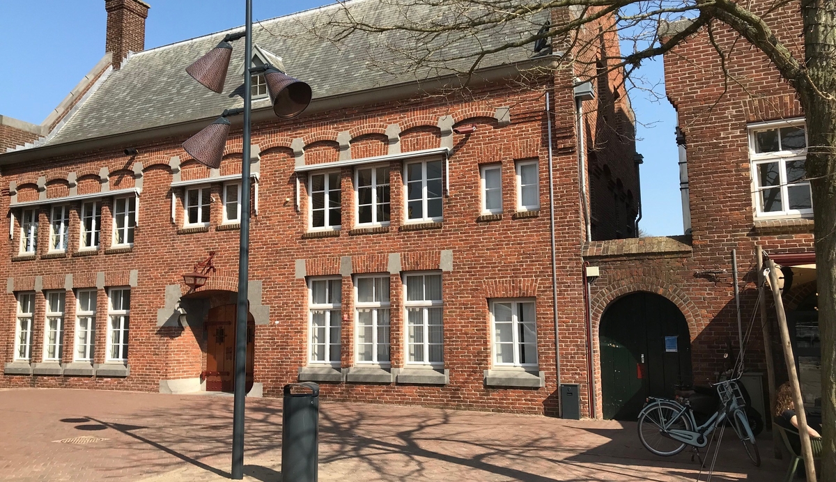 Lightronics Royal Leather armatuur op stadsplein in Waalwijk