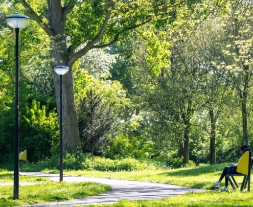 Lightronics CEDER A2 armaturen langs een looppad in het Fabritiuspark in Heerhugowaard