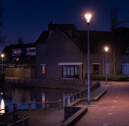 Lightronics Prunus A3 armaturen langs een fietspad in een woonwijk in Oud Beijerland