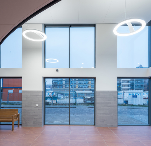 Lightronics CLARA 720 armaturen in de entree hal van een galerijflat in Den Helder