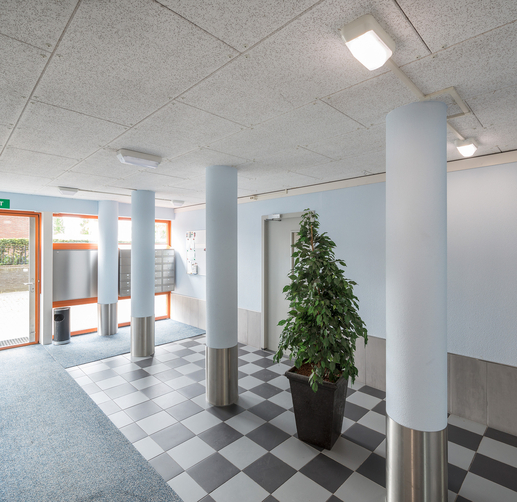 Lightronics armatuur in een hal van een appartementencomplex aan de Laakboulevard in Amersfoort