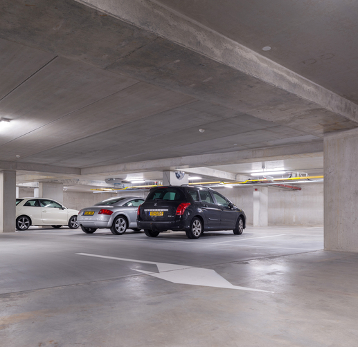 Lightronics PGA armaturen aan het plafond van een parkeergarage in Tilburg