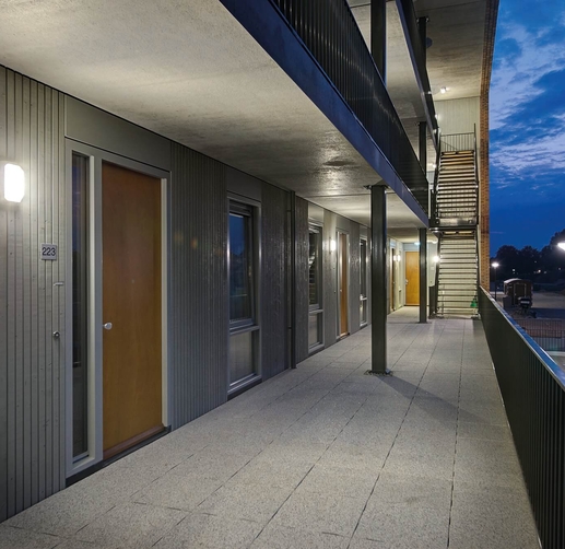 Lightronics TPS armatuur in de galerij van een appartementencomplex