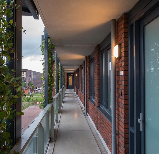 Lightronics TPS armatuur in de galerij van een appartementencomplex