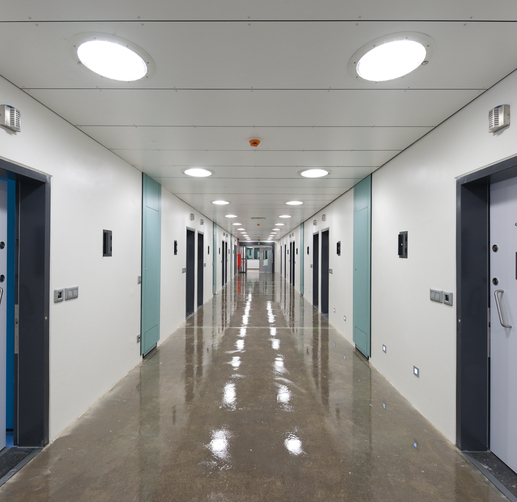 Lightronics ESV armatuur in de hal van een gevangenis in Turnhout Lightronics ESV armatuur in de hal van een gevangenis in Turnhout