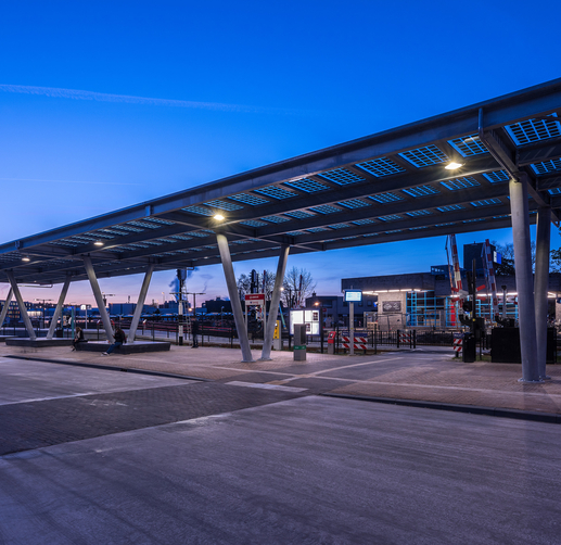 Lightronics PRUNUS D armaturen aan een dak op het busstation in Doetinchem