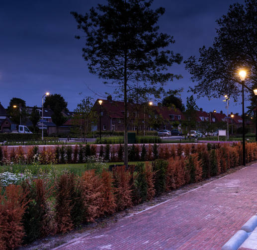 Lightronics PRUNUS A1 en BRISA armaturen langs een looppad in Oldebroek