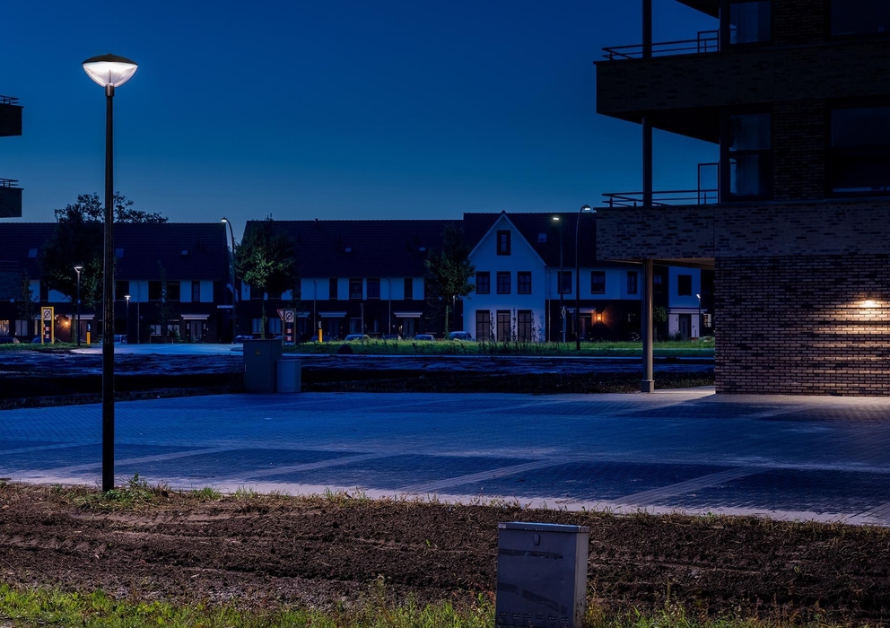 Lightronics armatuur CEDER op een parkeerplaats