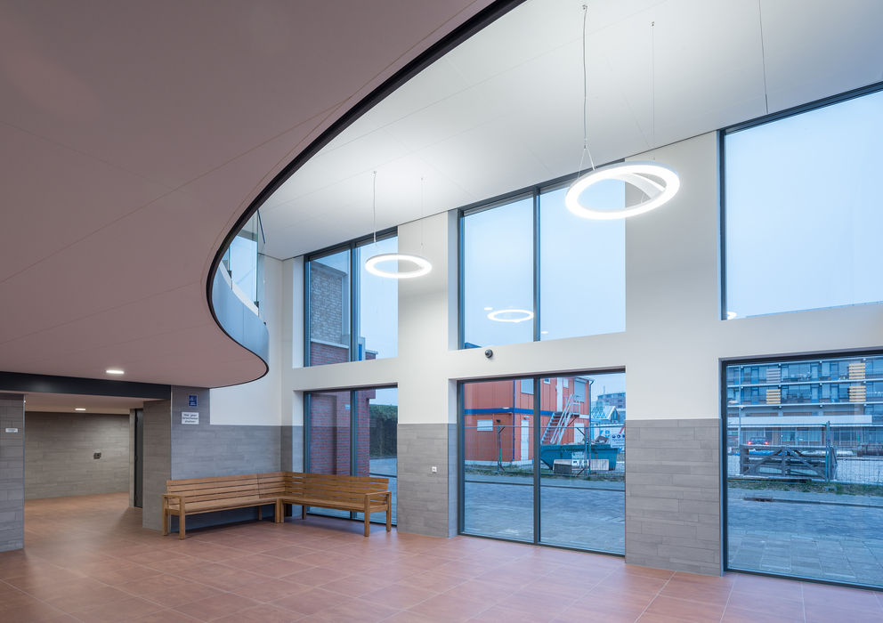 Lightronics CLARA 720 armaturen in de entree hal van een galerijflat in Den Helder